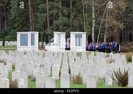 Militärische Brookwood Friedhof Waffenstillstandstag - statt uniformierten Studenten & Schulkinder an einer Gedenkveranstaltung in der 1939-1945 Brookwood Memorial Stockfoto