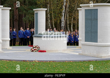 Militärische Brookwood Friedhof Waffenstillstandstag - statt uniformierten Studenten & Schulkinder an einer Gedenkveranstaltung in der 1939-1945 Brookwood Memorial Stockfoto