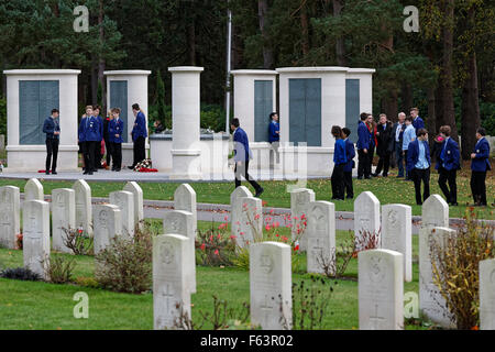 Militärische Brookwood Friedhof Waffenstillstandstag - statt uniformierten Schülerinnen und Schüler bei einer Gedenkveranstaltung in der 1939-1945 Brookwood Memorial Stockfoto