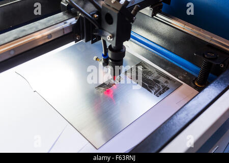 Laser-Maschine schneidet ein Bild auf einer flachen ot Stahlblech in einem Universitätslabor. Stockfoto