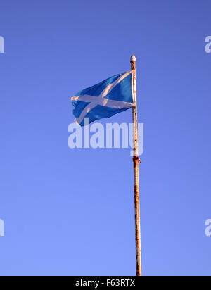 Das schottische Andreaskreuz Flagge weht auf einem rostigen Fahnenmast an Torry Batterie, Aberdeen, Schottland Stockfoto