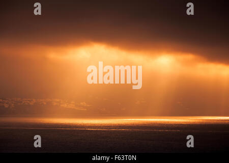 Atlantischen Ozean Landschaft Abend Sonne durchläuft dunkel bewölkter Himmel. Warmen Tonwertkorrektur-Foto-Filter-Effekt Stockfoto