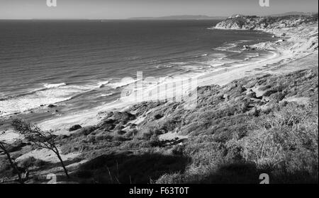 Atlantik Küste im Sommer. Küstenlandschaft der Meerenge von Gibraltar, Marokko. Schwarz / weiß Foto Stockfoto