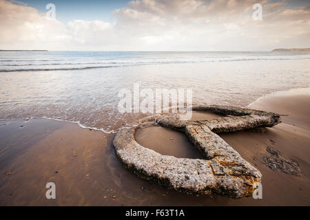 Atlantik Küste legt alten gebrochenen Betonbau auf nassen Sand, Tanger, Marokko. Warmen Tonwertkorrektur Stilisierung, p Stockfoto