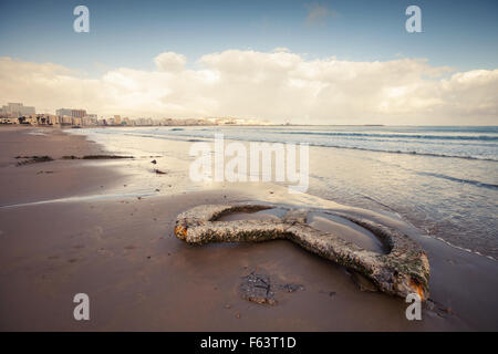 Atlantik Küste legt alten gebrochenen Betonbau auf nassen Sand, Tanger, Marokko. Retro-Tonwertkorrektur Fotofilter Stockfoto