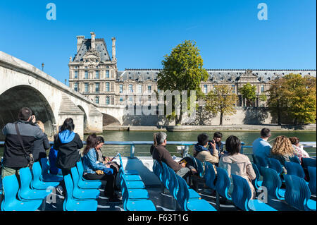 Frankreich, Paris, Le Louvre gesehen von einem Bateau-mouche Stockfoto
