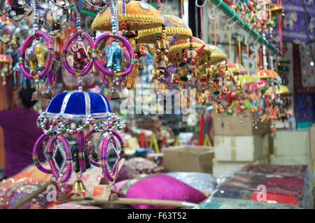 Wenig Indien Diwali-fest, die Einkaufsstraße mit Kunst und Handwerk mit bunten Festival Artikel einkaufen Stockfoto