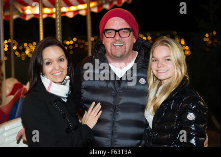 Musiker Gerry Friedle (DJ Ötzi) Frau Sonja (l) und Tochter Lisa-Marie bei der Eröffnung der traditionellen Veranstaltungen zu Weihnachten auf dem Gut Aiderbichl Tier Sancturay in Henndorf, Österreich, 10. November 2015. Am 5. Dezember 2015 um 20:15 eine Programm "Advent Auf Aiderbichl" wird im Fernsehen auf dem Sender ORF 2 und "Tierisch, Tierisch" (Lt: tierisch, tierisch) wird Luft Pn der 23 und 30 Decemeber 2015 um 19:50, Berichte aus den Veranstaltungen zu Weihnachten. Im Tierheim werden Tiere, die eine traurige Geschichte hatten?. Foto: Christina Sabrowsky/dpa Stockfoto