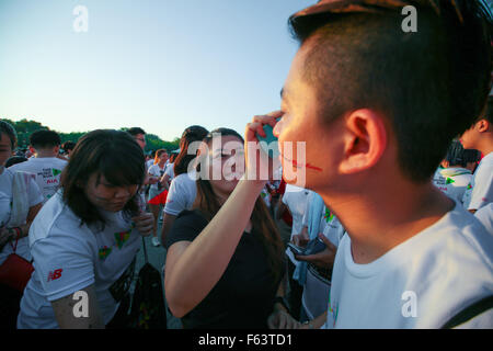 Die Teilnehmer setzen Event Aufkleber am AIA Musik laufen 2014 um Selangor Turf Club, Seri Kembangan, Malaysia. Stockfoto