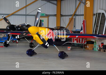 Red Bull Extra 330 im Hangar an Booker vor dem Luftrennen in Ascot Stockfoto