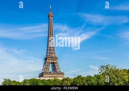 Eiffelturm vor einem blauen Himmel mit Wolkenfetzen. Stockfoto