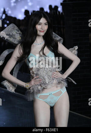 New York, USA. 10. November 2015. Modell SUI er geht die Start-und Landebahn auf der 2015, die Victorias Secret Fashion Show auf der Lexington Armory statt. Bildnachweis: Nancy Kaszerman/ZUMA Draht/Alamy Live-Nachrichten Stockfoto