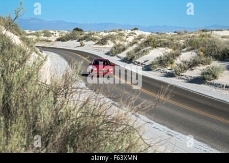 Alamogordo (New Mexico) eine Straße durch White Sands National Monument. Stockfoto