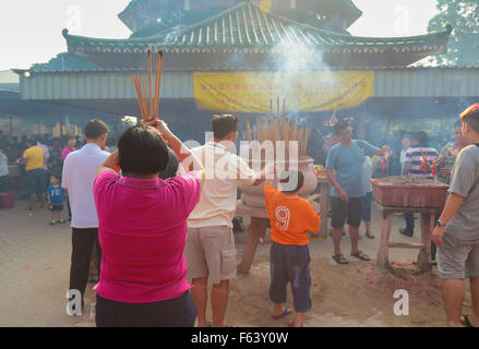 Chinesische Dame an Kwong Tong Friedhof, Kuala Lumpur, Malaysia während des Qingming oder Grab fegt Tag beten Stockfoto