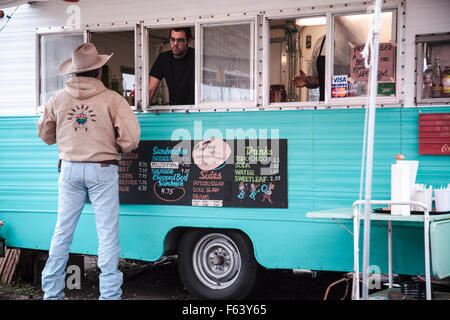 Aaron Franklin Franklin BBQ serviert Mittagessen zu einem Cowboy-Hut tragen Texaner Stockfoto