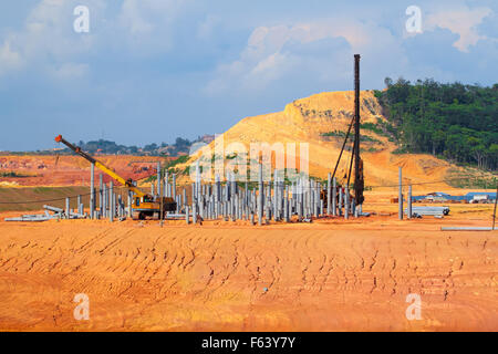 Spundwand-Bauarbeiten auf einem flachen Grundstück. Stockfoto