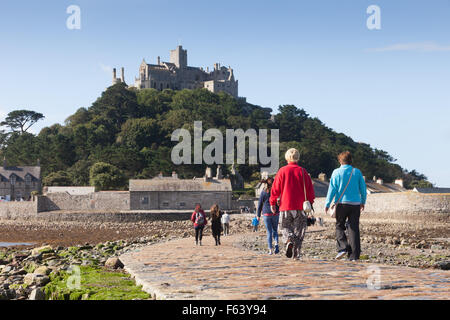 Touristen zu Fuß zum St. Michaels Mount, Cornwall, UK, auf dem Damm bei Ebbe Stockfoto