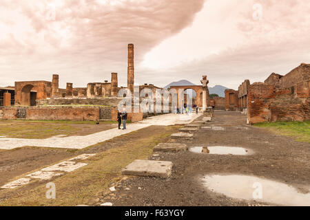 Pompeji-Forum und Ruinen der Antike römische Ausgrabungsstätte in Pompeji in der Nähe von Neapel, Italien Stockfoto