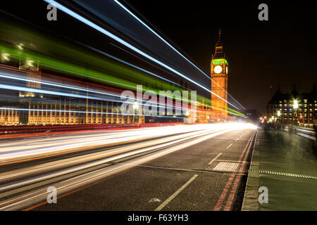 Big Ben in der Nacht mit den Lichtern der vorbeifahrende Autos Stockfoto