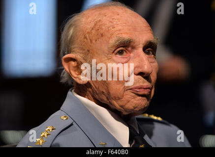 Prag, Tschechische Republik. 11. November 2015. Kriegsveteranen dauert Oberst Pavel Vransky Teil auf Präsentation der tschechoslowakischen RAF Geschwader, Battle of Britain Teilnehmer set Gedenkmünzen während einer Diskussionsveranstaltung mit Teilnehmern in WWII-Luft-Schlachten in Prag, Tschechische Republik, auf Mittwoch, 11. November 2015. © Katerina Sulova/CTK Foto/Alamy Live-Nachrichten Stockfoto