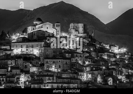 Hügel Stadt von Morano Calabro bei Nacht, Kalabrien, Italien. Stockfoto