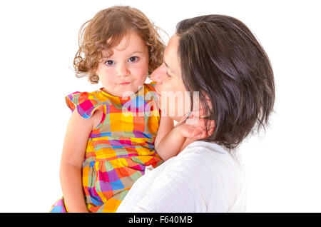 Mutter lehrt Disziplin ihrer kleinen Tochter auf weißem Hintergrund Stockfoto