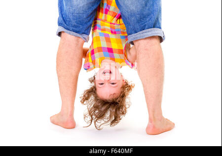 Vater hielt seine kleine Tochter auf den Kopf gestellt. Vertrauen Sie Konzept. Stockfoto