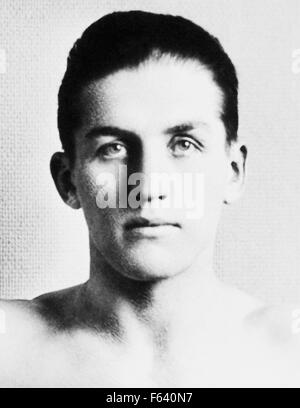 Vintage Foto des französischen Boxer und Krieg Helden Georges Carpentier (1894-1975) - wohl der größte europäische Kämpfer aller Zeiten. Carpentier, den Spitznamen "The Orchid Mann", gewann eine Reihe von Titeln in verschiedenen Gewichtsklassen während einer Karriere von 1908 bis 1926 dauert und im ersten Weltkrieg flogen gefährliche Low-Level-Missionen als Beobachtung Pilot für die französische Luftwaffe und wurde mit dem Croix De Guerre ausgezeichnet und der Medaille Militaire ausgezeichnet. Stockfoto