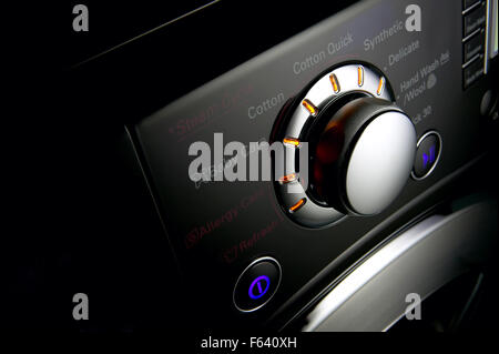 Nahaufnahme von einem modernen Waschmaschine Bedienfeld, mit Timer und Optionen zurückhaltend auf schwarzem Hintergrund Stockfoto