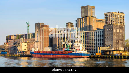 Frachter Andocken in Rotterdam, Niederlande Stockfoto