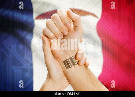 Barcode-ID Nummer Tatoo am Handgelenk und USA Statesl Flagge auf Hintergrund - Iowa Stockfoto