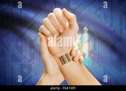 Barcode-ID Nummer Tatoo am Handgelenk und USA Statesl Flagge auf Hintergrund - Maine Stockfoto