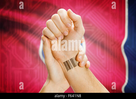 Barcode-ID Nummer Tatoo am Handgelenk und USA Statesl Flagge auf Hintergrund - Tennessee Stockfoto