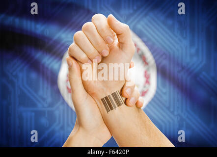 Barcode-ID Nummer Tatoo am Handgelenk und USA Statesl Flagge auf Hintergrund - Virginia Stockfoto