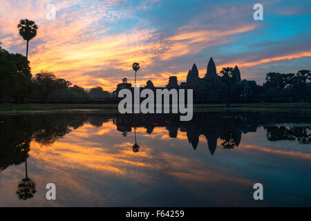Silhouette von Angkor Wat bei Sonnenaufgang Stockfoto