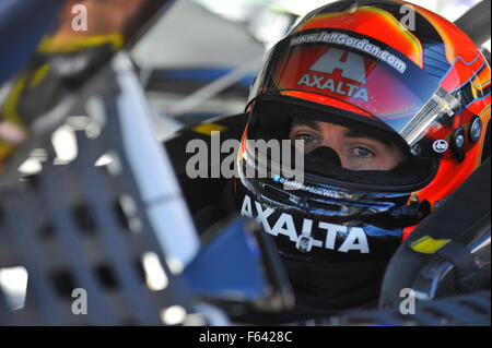 Fort Worth, Texas, USA. 8. November 2015. Jeff Gordon Axalta Chevrolet erwartet den Start des AAA Texas 500 auf dem Texas Motor Speedway in Fort Worth, Texas. Austin McAfee/CSM/Alamy Live-Nachrichten Stockfoto