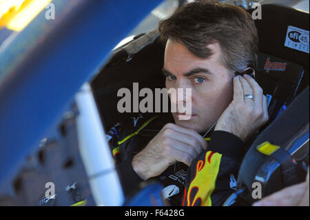 Fort Worth, Texas, USA. 8. November 2015. Jeff Gordon Axalta Chevrolet bereitet sich vor dem Start des AAA Texas 500 auf dem Texas Motor Speedway in Fort Worth, Texas. Austin McAfee/CSM/Alamy Live-Nachrichten Stockfoto