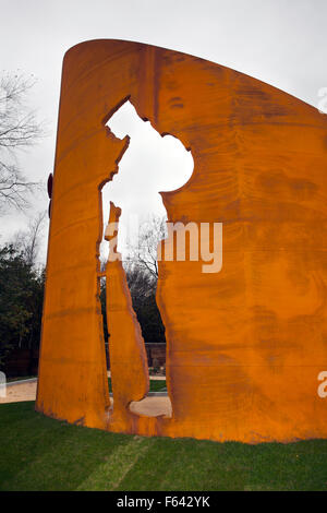 Lostock Hall, Preston, Lancashire, 11. November 2015. Gedenken an den Ersten Weltkrieg (1914-1918) Erste Welt Krieg, Militär, Armee, Geschichte, Soldat, Denkmal, Tag, Hintergrund, Schlacht, alt, Vintage, Erinnerung, historisches Monument, das einen Ersten Weltkrieg Soldat ist neue Kriegerdenkmal zum Gedenken an mehr als 600 gefallenen Soldaten von South Ribble. Das Kriegerdenkmal wurde in einer Feierstunde der Erinnerung am Armistice Day mit Mitgliedern der gefallenen Soldaten Familien geöffnet eingeladen. Stockfoto