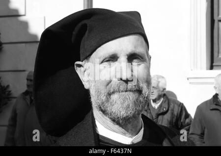 Porträt der alten sardischen Mann in traditioneller Kleidung während einer Karneval fest, Seneghe, Sardinien, Italien, Europa Stockfoto