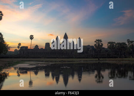 Bunte Sonnenaufgang über Angkor Wat Stockfoto