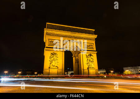 Triumphbogen, Arc de Triomphe nachts, Spuren des Lichts, Place Charles de Gaulle, Paris, Ile de France, Frankreich Stockfoto