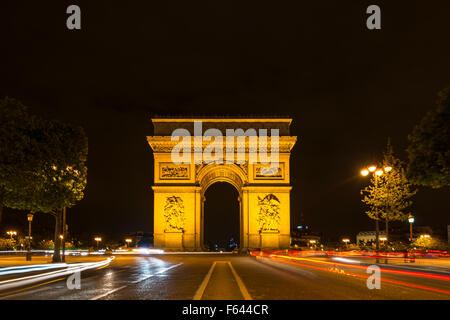 Triumphbogen, Arc de Triomphe nachts, Spuren des Lichts, Place Charles de Gaulle, Paris, Ile de France, Frankreich Stockfoto