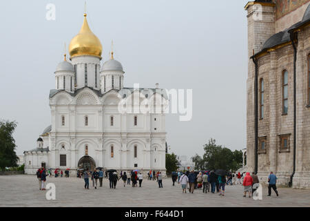 Menschen Touristen Besucher auf dem Domplatz vor der Erzengel-Michael Kathedrale - Museum Moskau Kreml - Moskau, Russland Stockfoto