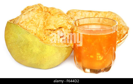 Medizinische Bael Frucht mit Saft in einem Glas Stockfoto