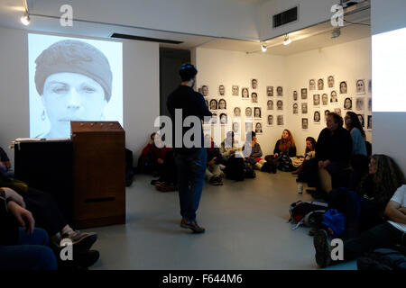 Der israelische Künstler Yoav Horesh spricht mit Studenten während der Eröffnung seiner Ausstellung Perslowak 2.0, die kulturelle und ethnische Elemente des Begriffs „Schmelztiegel“ diskutiert und dabei persönliche Identität und ethnische Zugehörigkeit in der Galerie der Fotoschule der Kommunikationsabteilung des Akademischen Kollegs Hadassah untersucht In West Jerusalem Israel Stockfoto