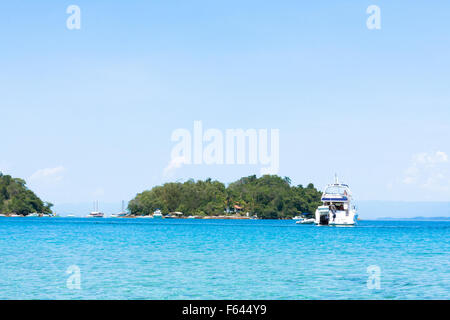 Boote und Yachten in Lagoa Azul, Ilha Grande, Angra dos Reis, Bundesstaat Rio de Janeiro, Brasilien Stockfoto