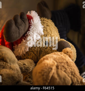 Warten auf Santa - Gruppe von Kuscheltieren mit Rentier mit Weihnachtsmann Hut. Stockfoto