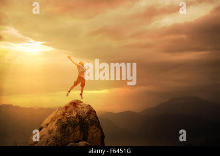Springt Man auf dem Gipfel Stockfoto