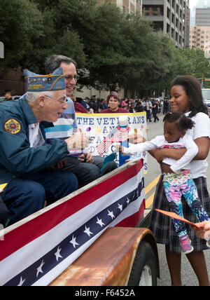 Grundschule im Alter von Kindern geben Sie handgemachte Karten zum Militärveteranen während der Veteran-Day-parade Stockfoto