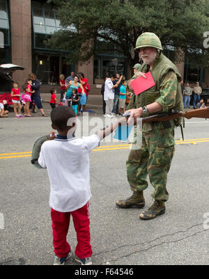 Grundschule im Alter von Kindern geben Sie handgemachte Karten zum Militärveteranen während der Veteran-Day-parade Stockfoto